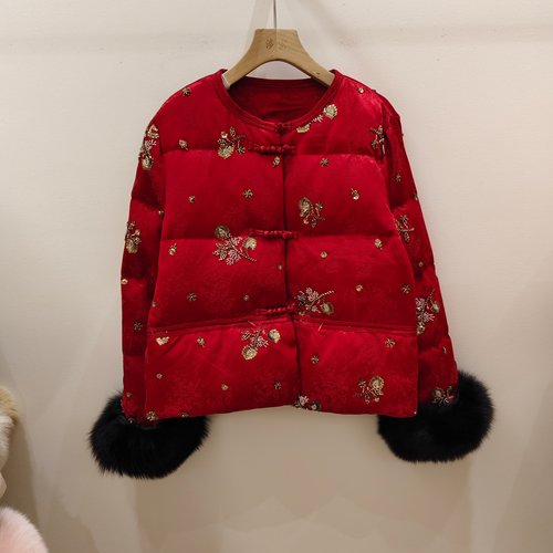 钉珠盘扣人丝圆领白鸭绒羽绒服女