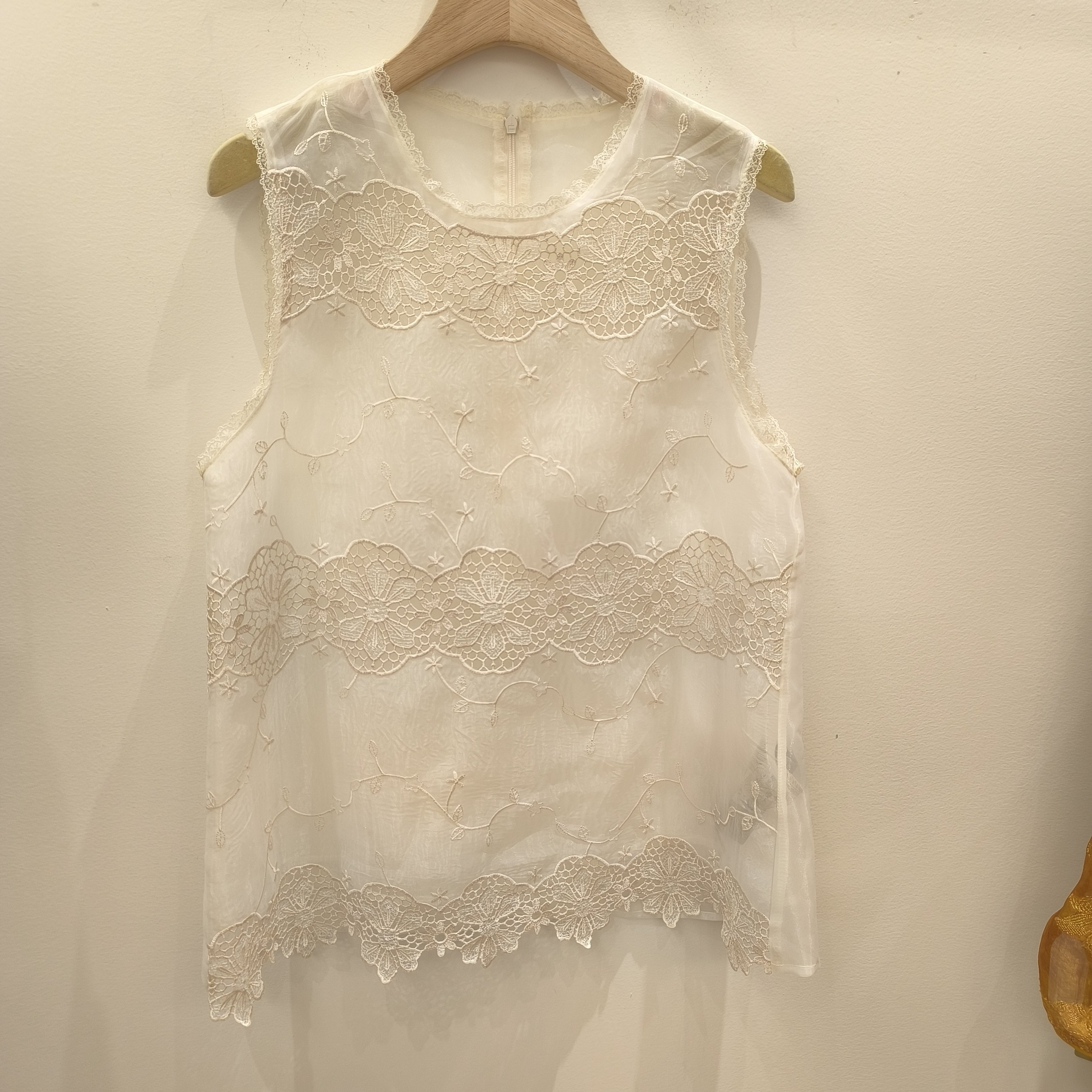 2026夏蕾丝镂空无袖马甲女白色刺绣透视百搭显瘦上衣精致手工感