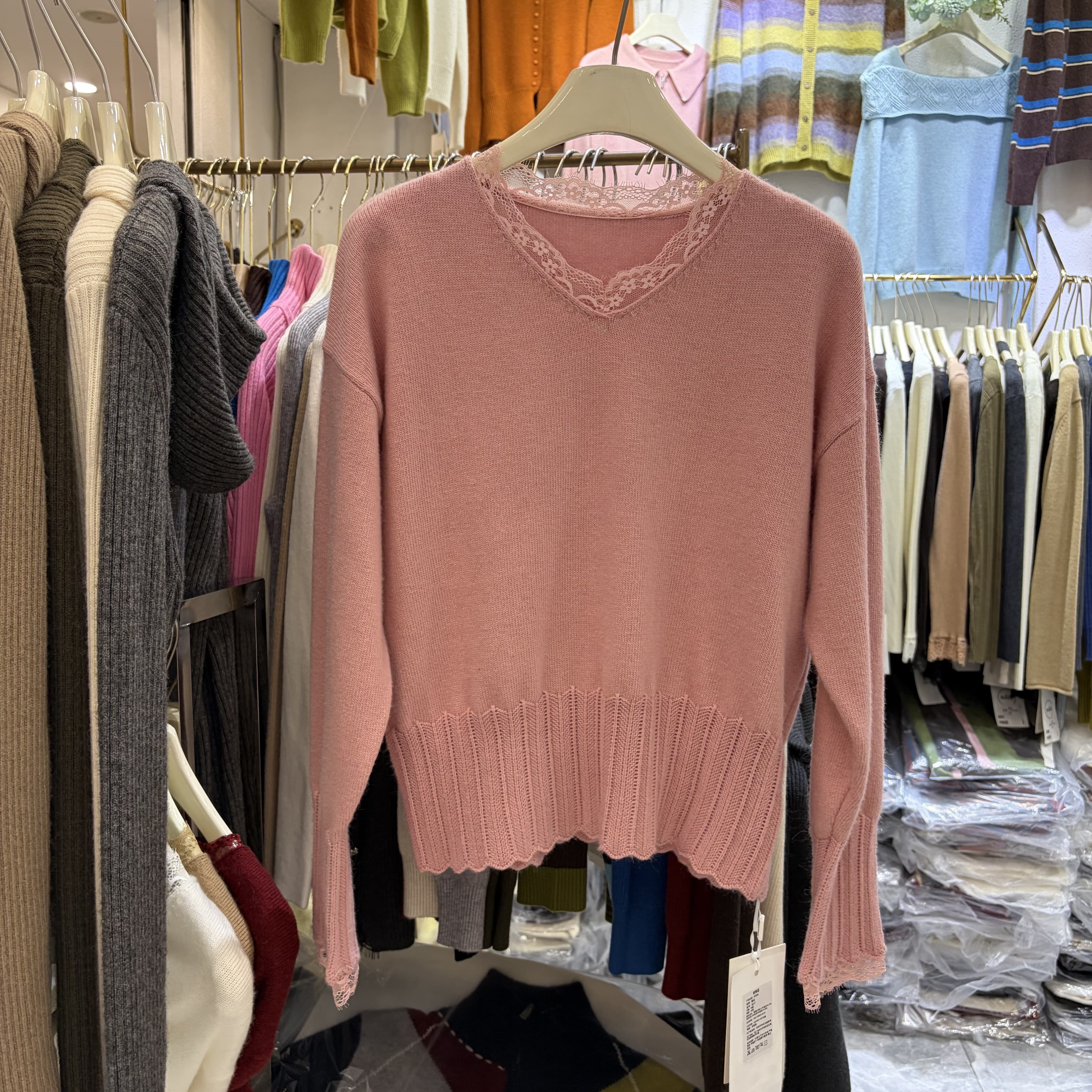 含兔毛V领蕾丝拼接毛衣女