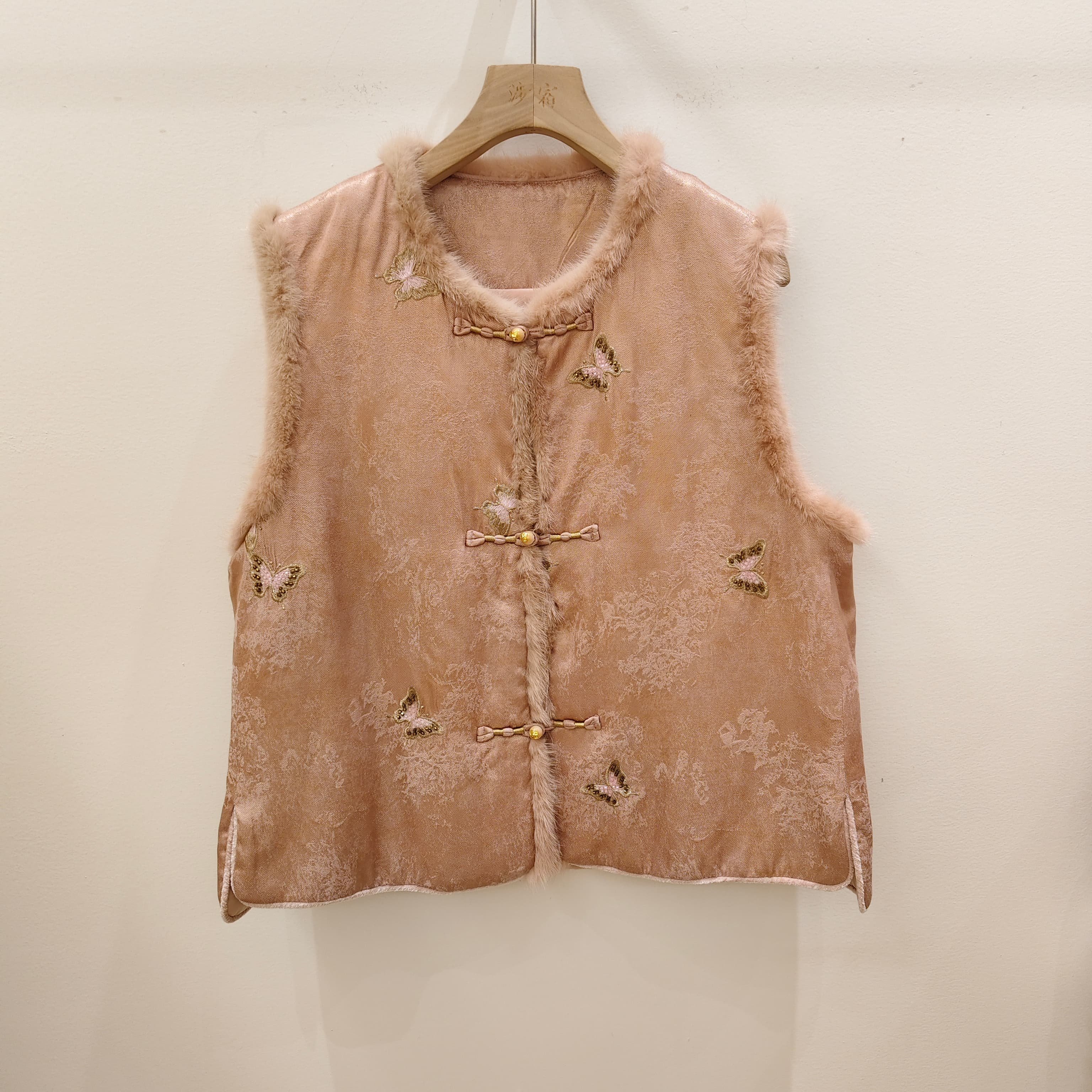 重工刺绣蝴蝶盘扣人丝亚麻夹棉马甲女拼接水貂毛上衣2025冬季新品,女装/女士精品,马夹,淘宝优惠券,粉丝福利购,淘宝优惠卷