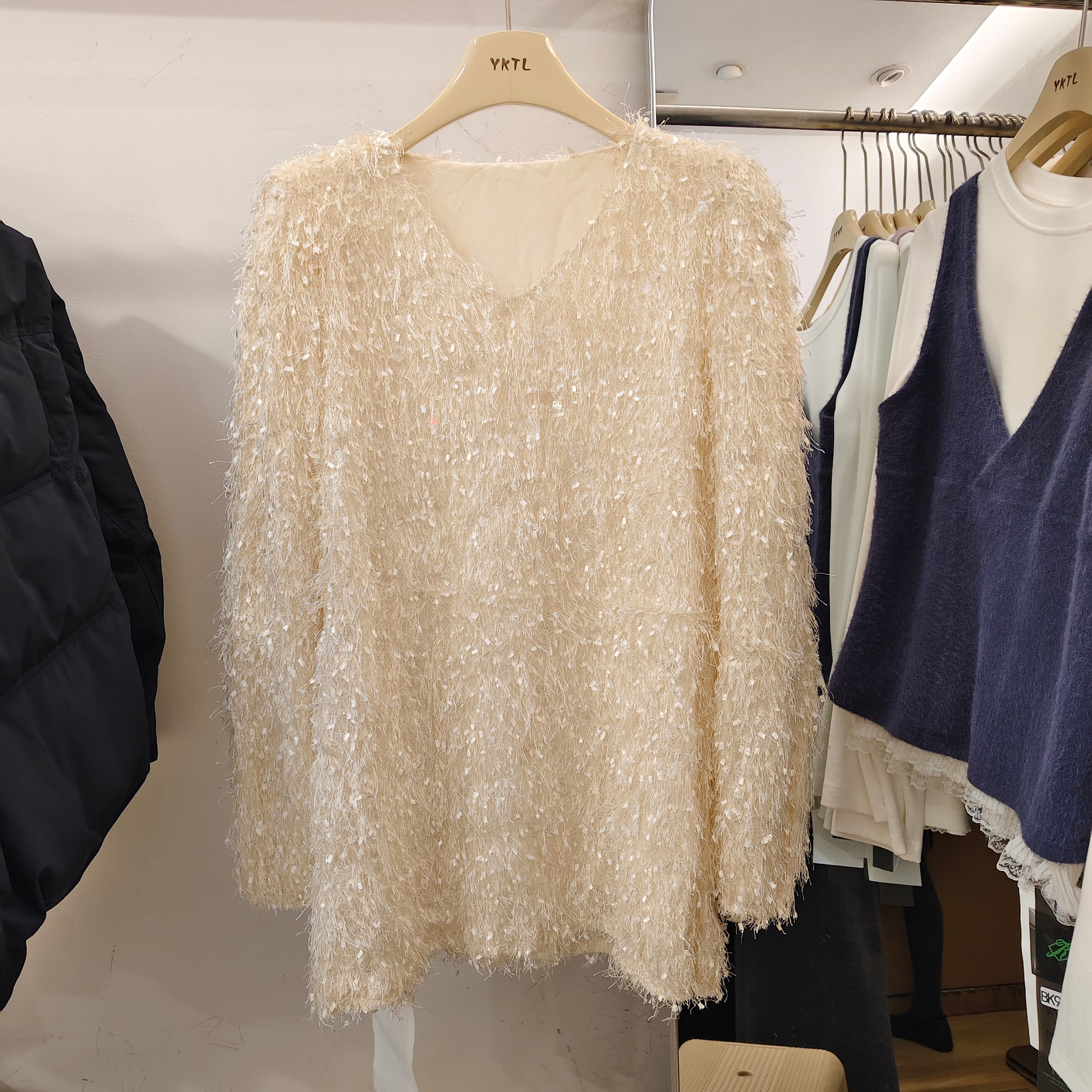 精致V领亮片流苏长袖T恤女温柔慵懒中长款垫肩打底衫2026早春新款