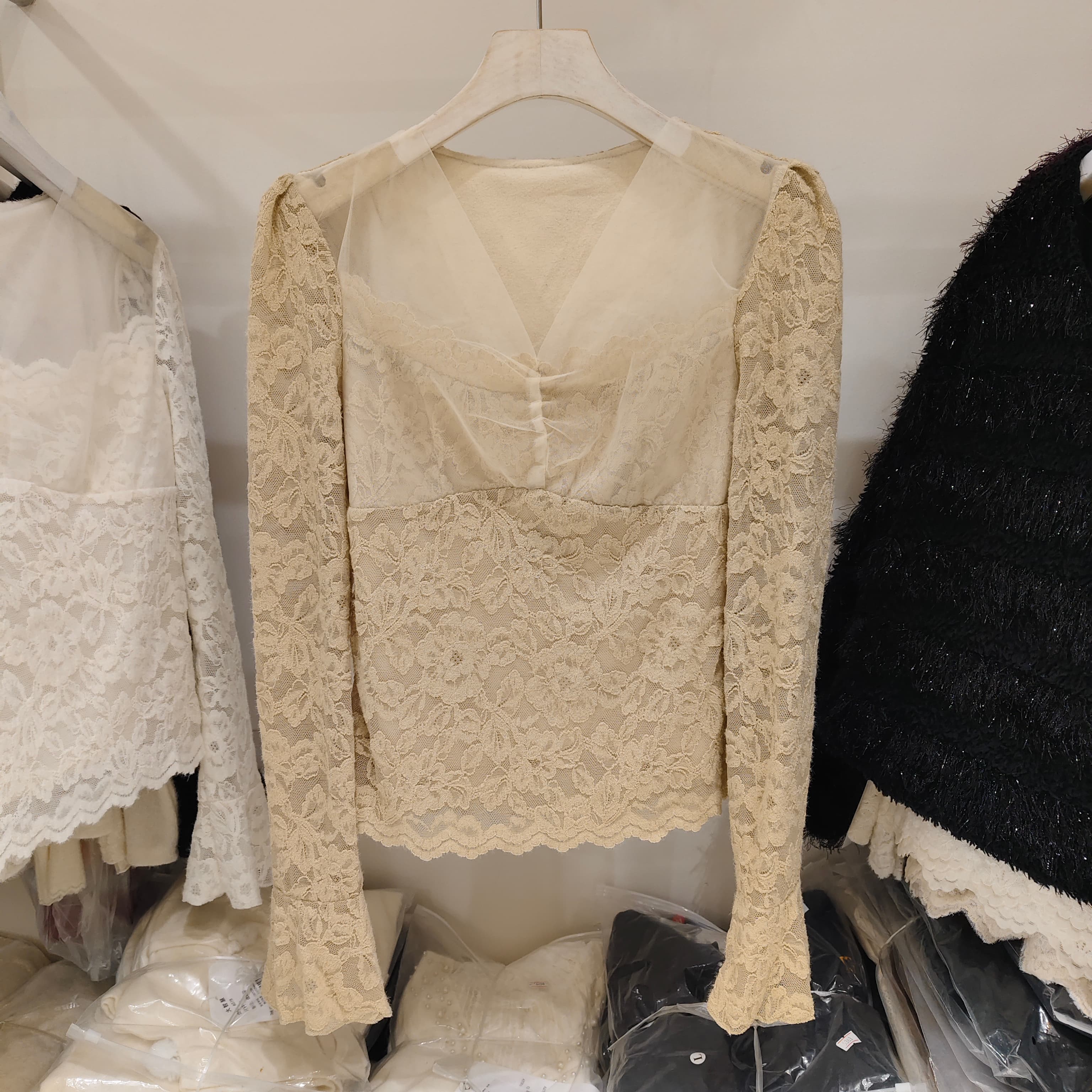 拼纱V领喇叭袖加绒蕾丝衫女