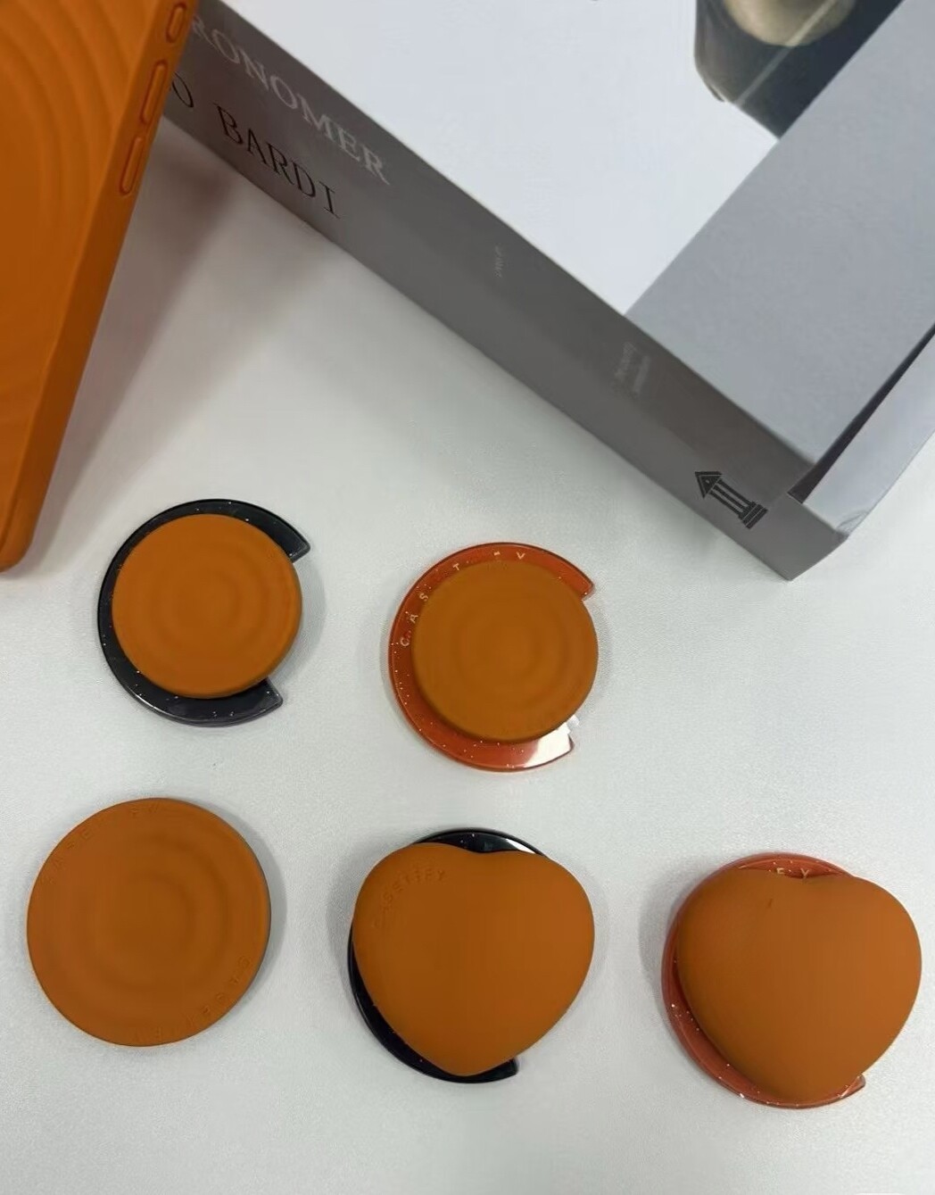 简约橙色液态硅胶爱心波漾磁吸手机支架iphone17pro Max支架