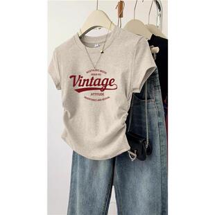 夏日多巴胺穿搭正肩印花短袖t恤女夏不规则弧形下摆修身短款上衣