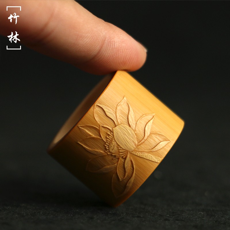 精品名家戚挺飞纯手工留青雕刻莲花玉竹扳指手把件竹雕小件竹指环