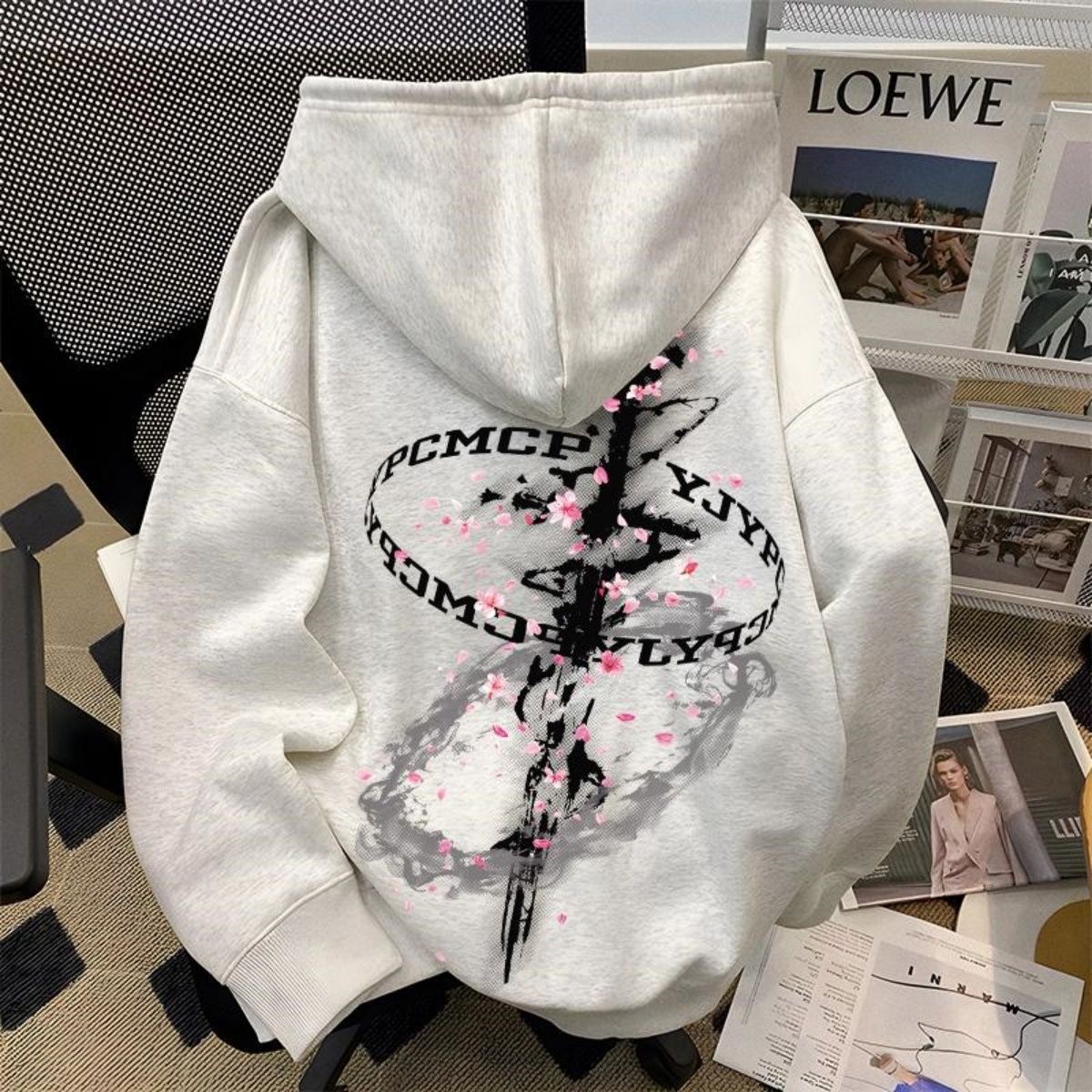 潮牌创意樱花剑印花连帽卫衣男女