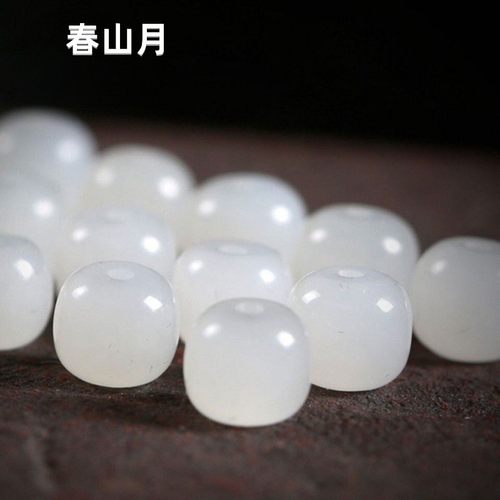 羊脂老型珠春山月和田玉