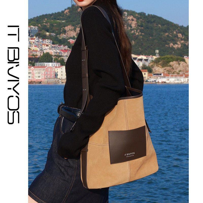 通勤托特包大容量轻便复古麂皮单肩女包斜挎质感小众真皮拼接大包,箱包皮具/热销女包/男包,托特包,淘宝优惠券,粉丝福利购,淘宝优惠卷