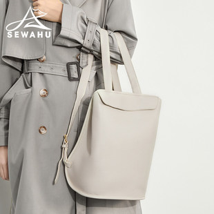 高级感小众真皮女士双肩包设计感上班通勤2025新款背包白色简约女