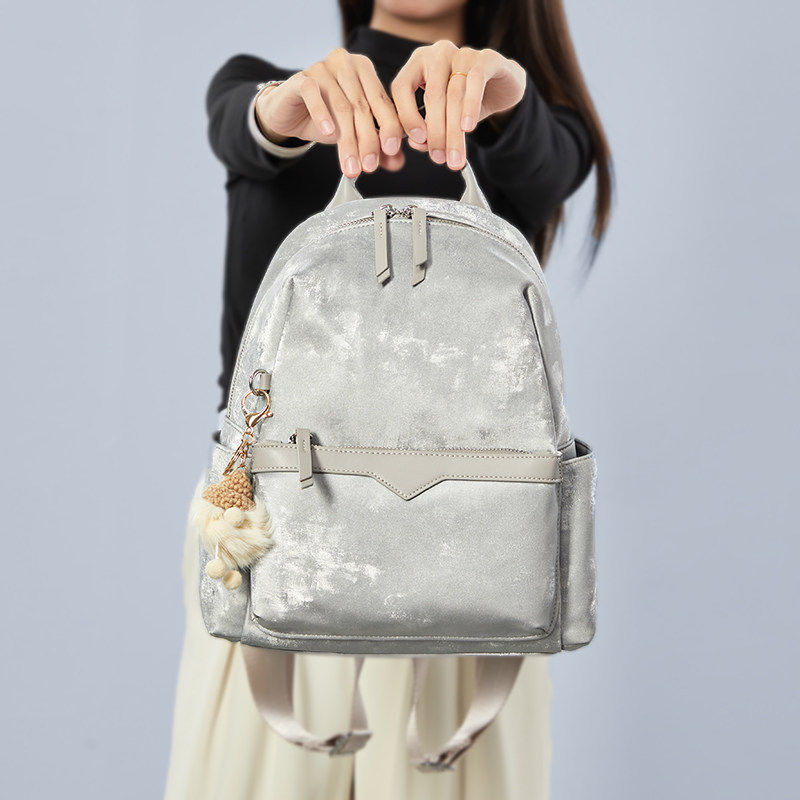 通勤百搭女双肩包小众不撞款女士上班小背包设计感大容量皮质书包