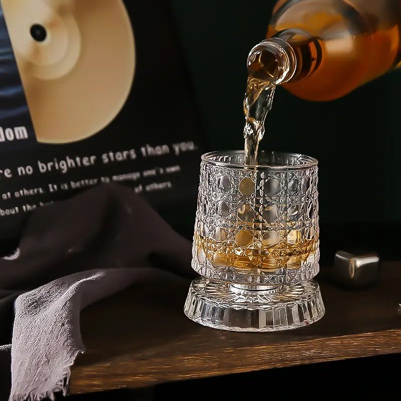 【送发光杯垫】发光旋转威士忌酒杯高颜值转转解压洋酒杯不倒翁