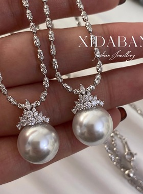 西大班 正圆极光冰雪女王澳白珍珠项链女轻奢925纯银皇冠吊坠颈链