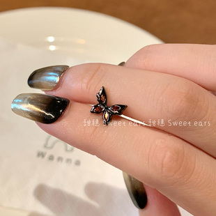 甜酷辣妹暗黑系蝴蝶耳钉小众设计感医用钛钢养耳洞耳骨钉免摘耳饰