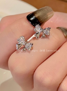 白色锆石蝴蝶结耳钉甜美风小众养耳洞耳饰爆闪镶钻医用钛钢耳骨钉