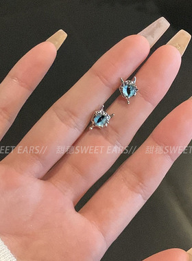 朋克暗黑系甜酷小恶魔蓝色猫眼耳骨钉平底医用钛钢耳钉25新款耳饰