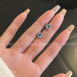 朋克暗黑系甜酷小恶魔蓝色猫眼耳骨钉平底医用钛钢耳钉25新款耳饰