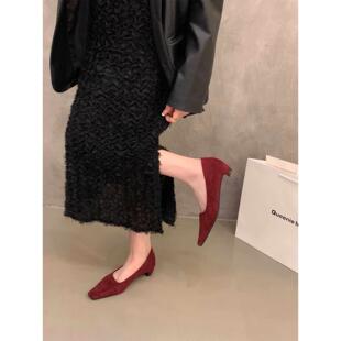 潮牌粗跟法式红色绒面单鞋女鞋子2025新款春季百搭方头浅口晚晚鞋