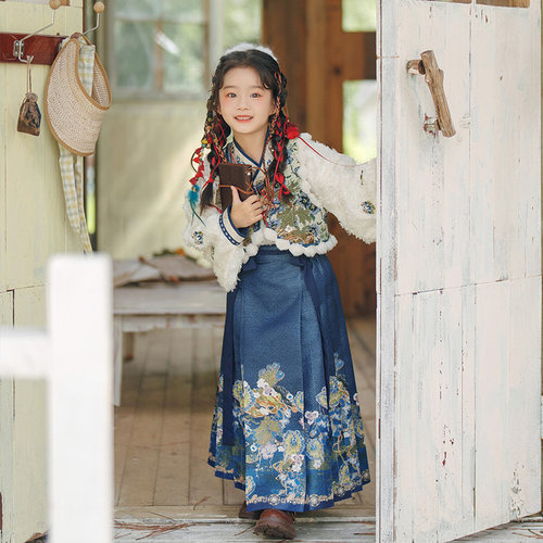 十三余童装花纹刺绣新中式女童秋