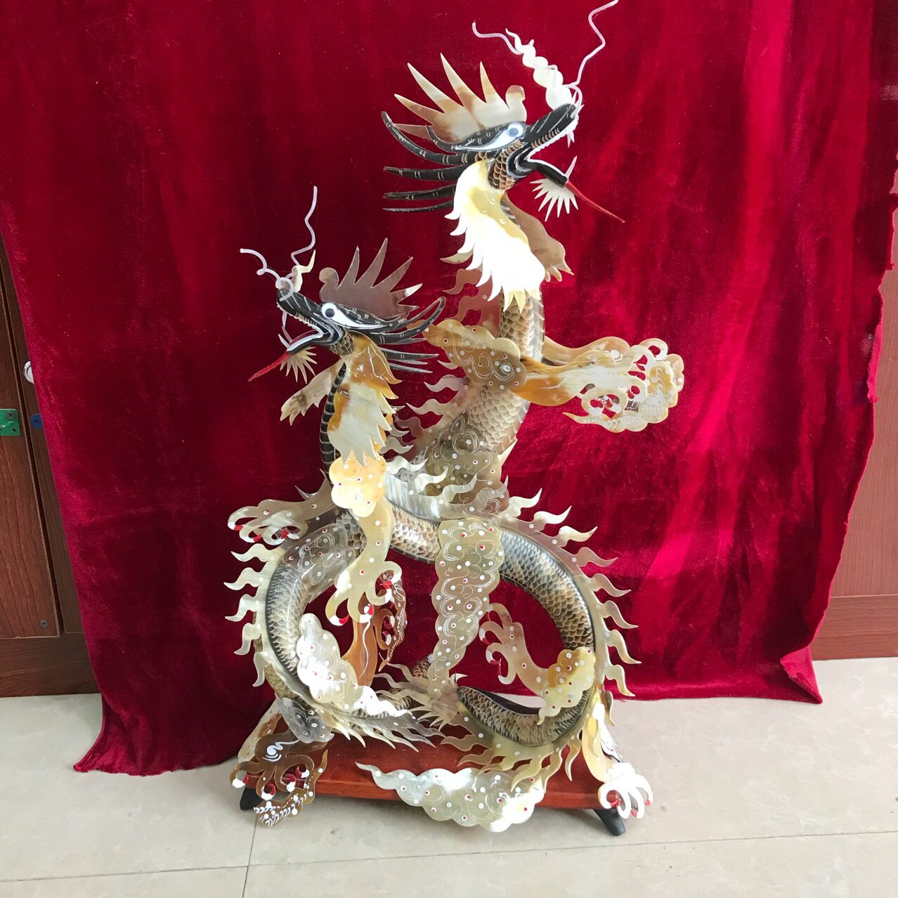 牛角手工艺制作的双龙戏珠摆件