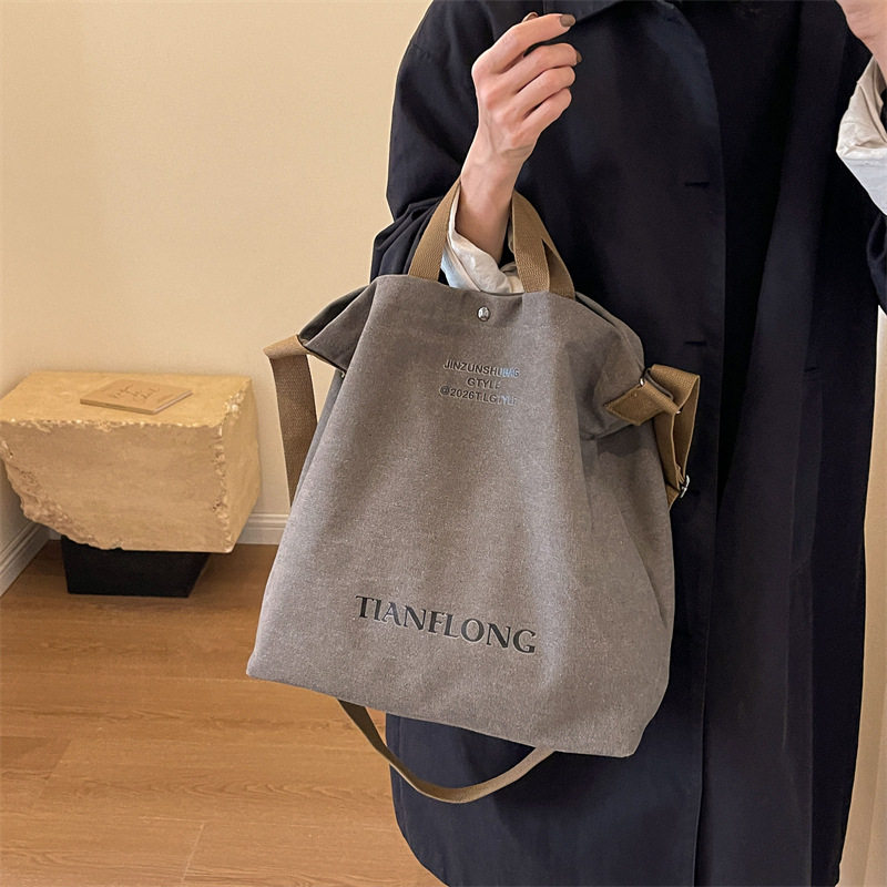 知衣服帆布字母印花单肩包女士大容量通勤包轻便百搭手提包托特包