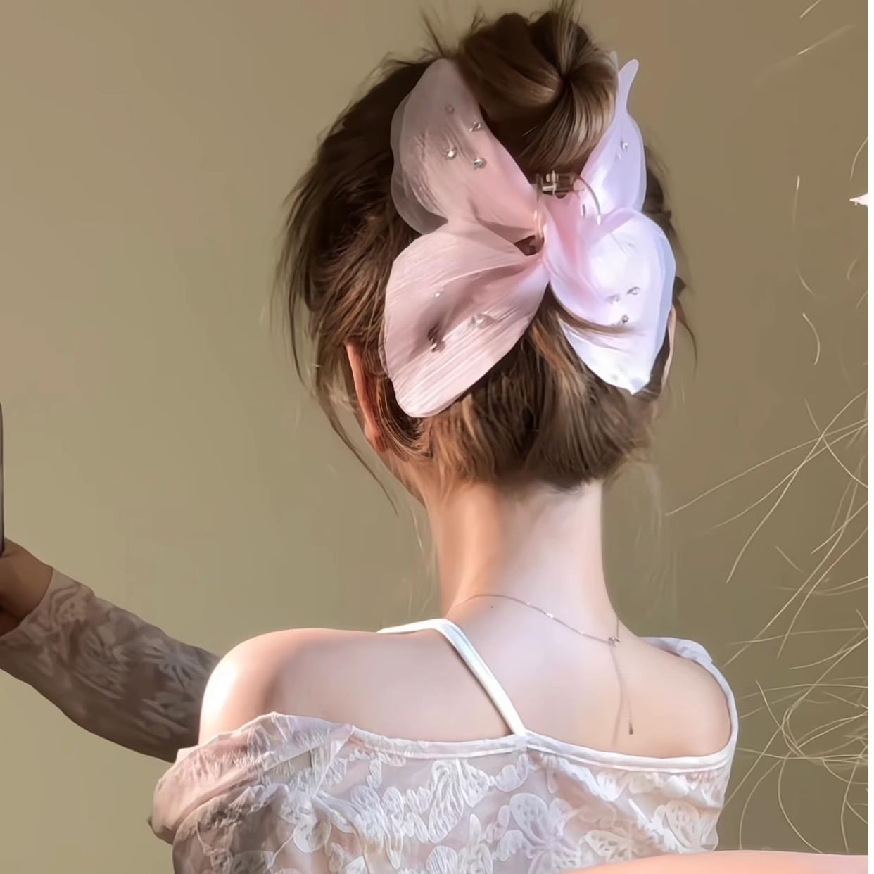 气质薄纱蝴蝶闪钻抓夹女后