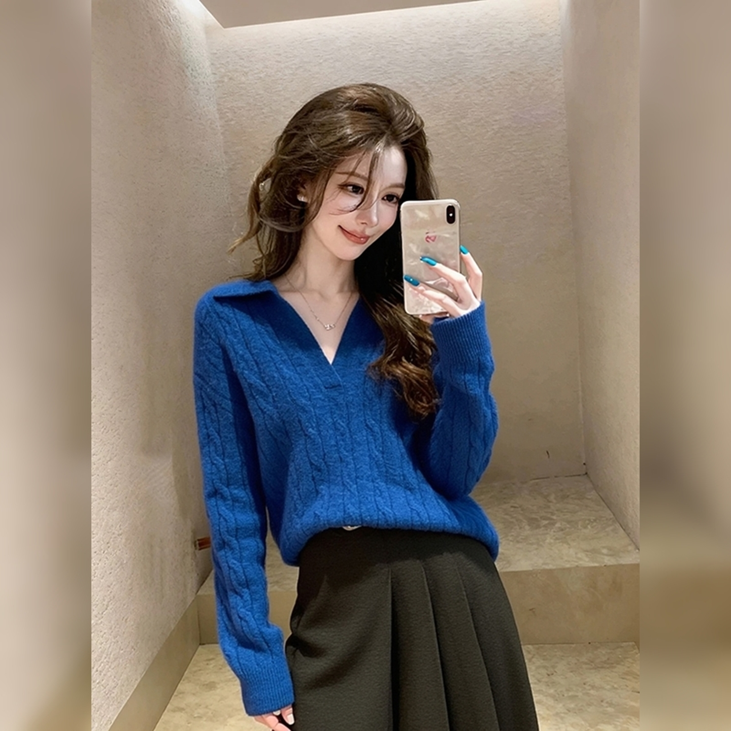 高级感蓝色麻花翻领套头针织衫女秋冬季新款慵懒宽松软糯内搭毛衣