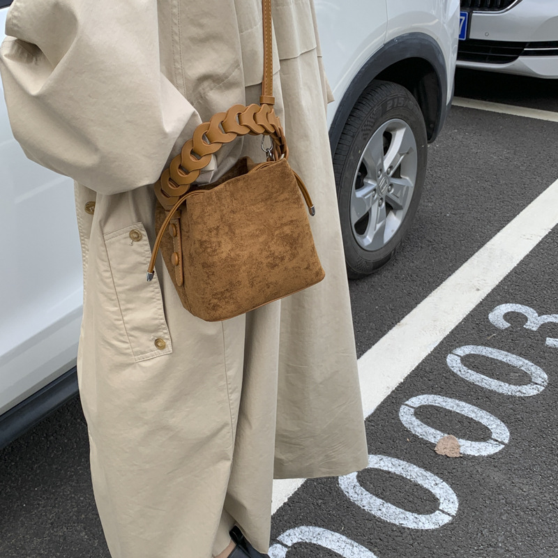 2025新款复古麂皮绒水桶包