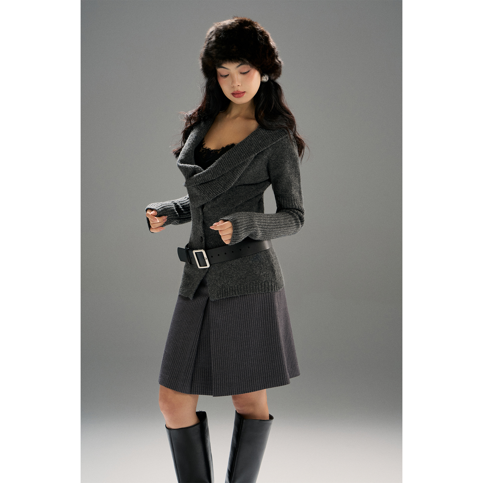 PynkiSwear 碳灰色大翻领交叉设计毛衣结构领围裹上衣修身开衫秋