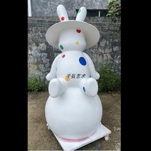玻璃钢卡通雕塑人物ip定制网红兔子公仔动漫吉祥物大型美陈摆件