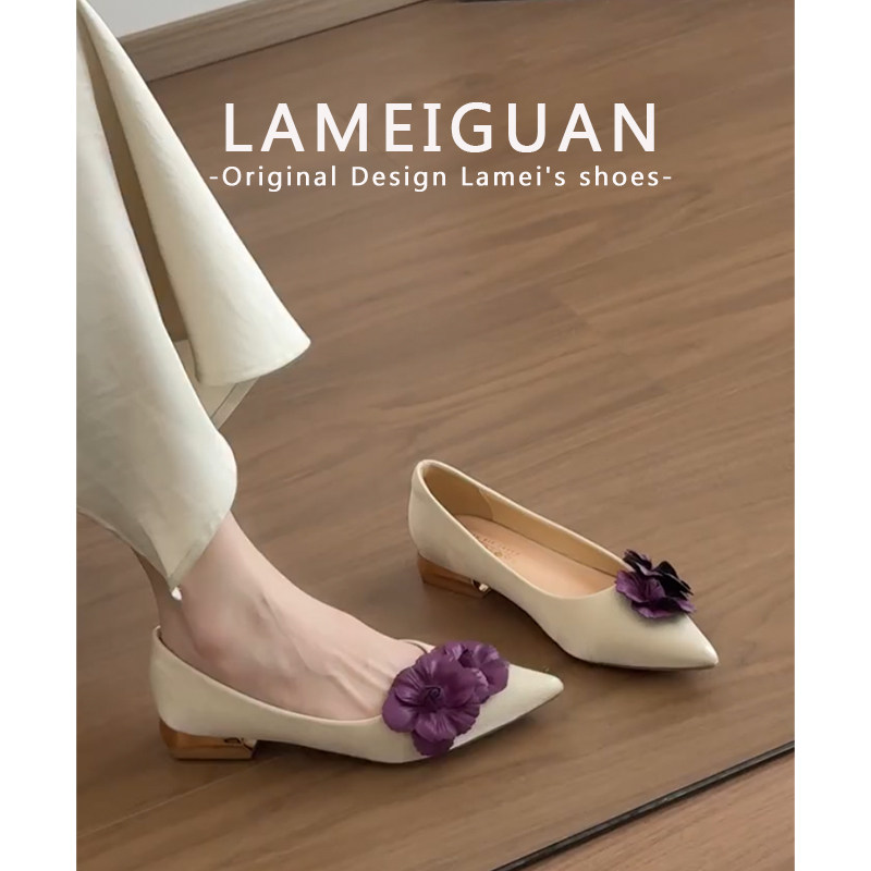 法式梅花尖头缎面粗跟单鞋女2026春季新款白色气质浅口通勤高跟鞋