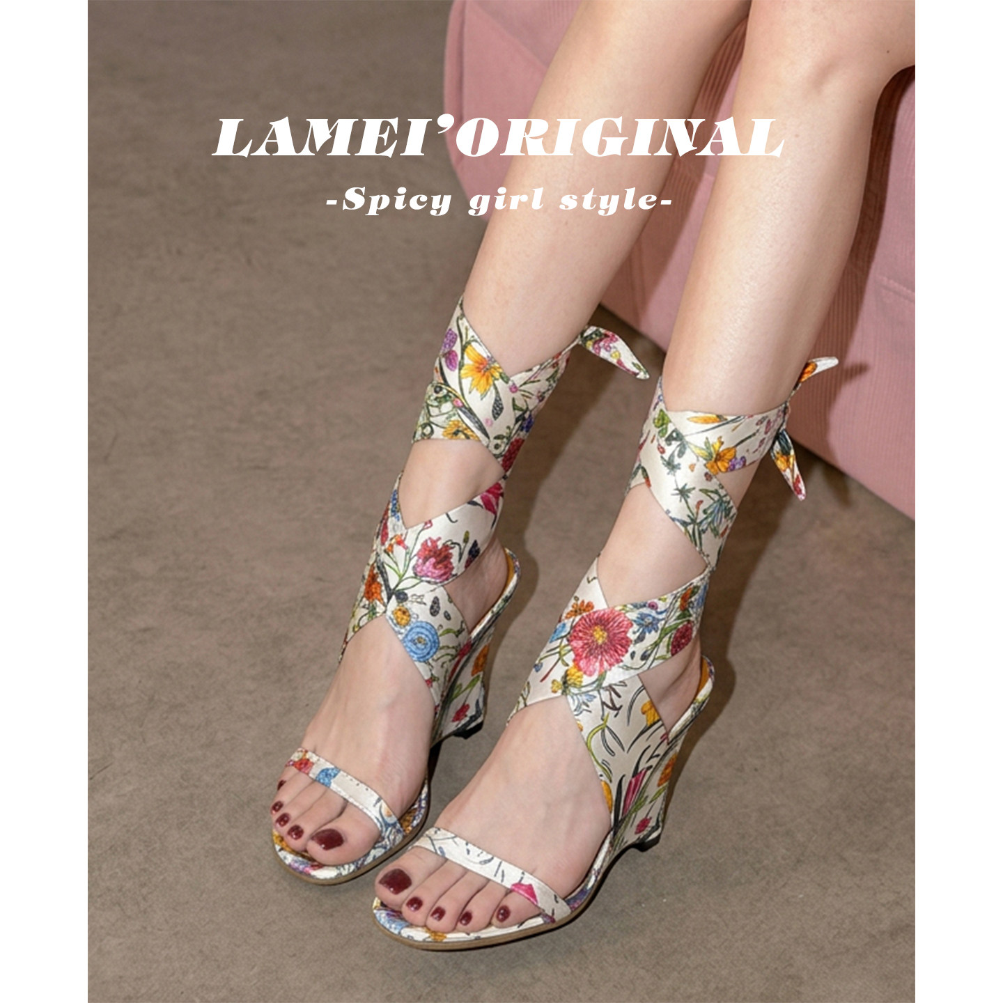 性感碎花绑带坡跟一字带凉鞋女夏2026新款巨好看的白色露趾高跟鞋