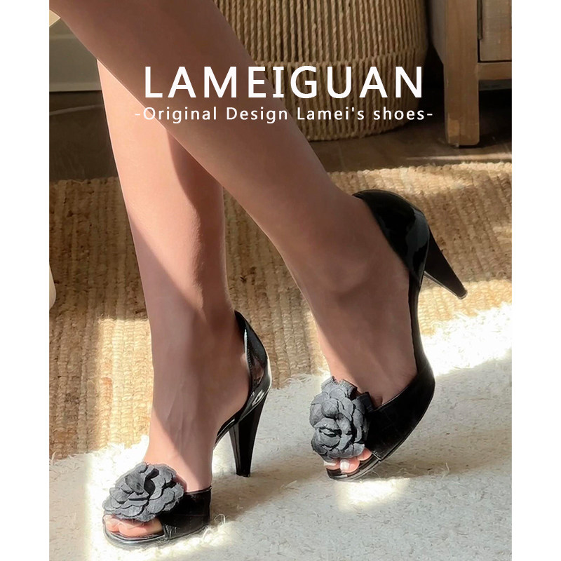 黑色山茶花中空鱼嘴细跟凉鞋女2026春季新款复古气质一脚蹬高跟鞋