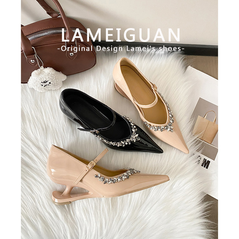 绝美裸色尖头水钻扣带高跟鞋女2026春季新款法式浅口异型坡跟单鞋