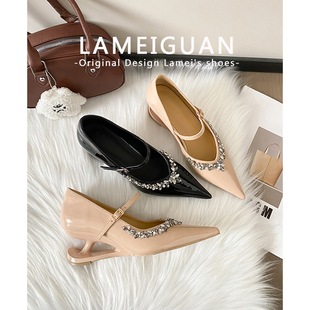 绝美裸色尖头水钻扣带高跟鞋女2026春季新款法式浅口异型坡跟单鞋