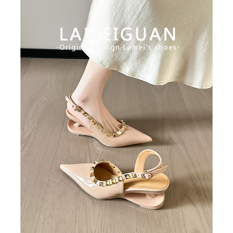 高奢感铆钉尖头悬浮坡跟凉鞋女2026新款裸色法式性感后绊带高跟鞋