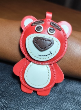 手工皮具挂件真皮包挂件高级感草莓熊