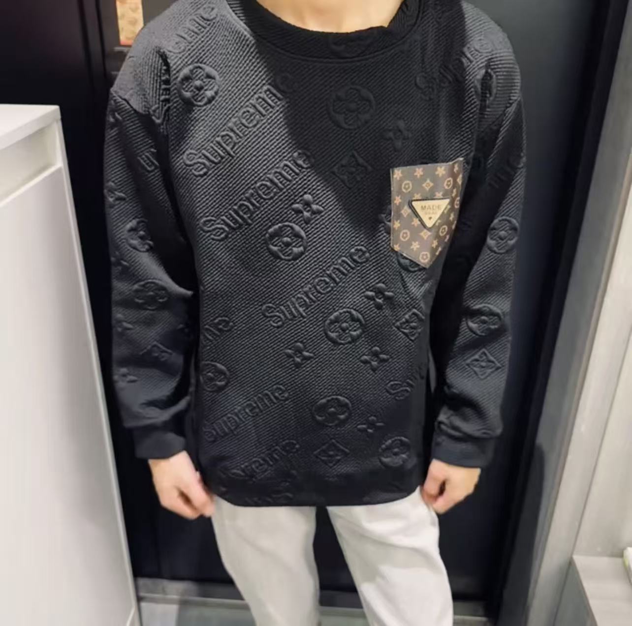 潮牌黑色圆领宽松满印套头卫衣