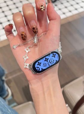 适用小米手环10表带ins闪钻老花四叶草9Pro伸缩表链华为fit3雕印腕带小米9/8/7/6/5金属红米watch5/4/3高级女