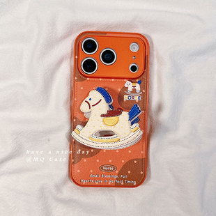 可爱木马卡通适用苹果17手机壳iPhone17Promax新款16高级感15保护套13硅胶14防摔全包镜头带支架女款仿皮软壳