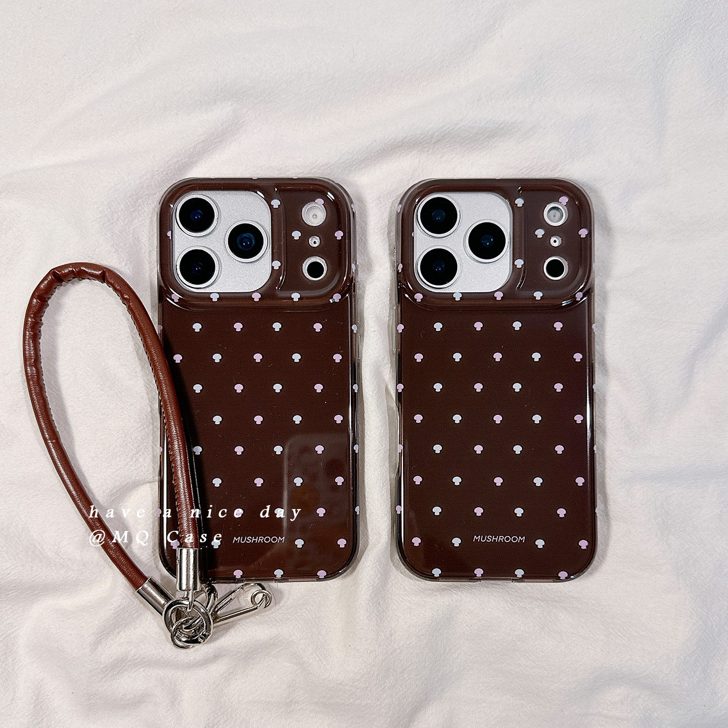 ins风简约棕色小蘑菇适用苹果17手机壳iPhone17Promax新款16高级感15保护套13硅胶14防摔全包腕带挂绳软壳女p