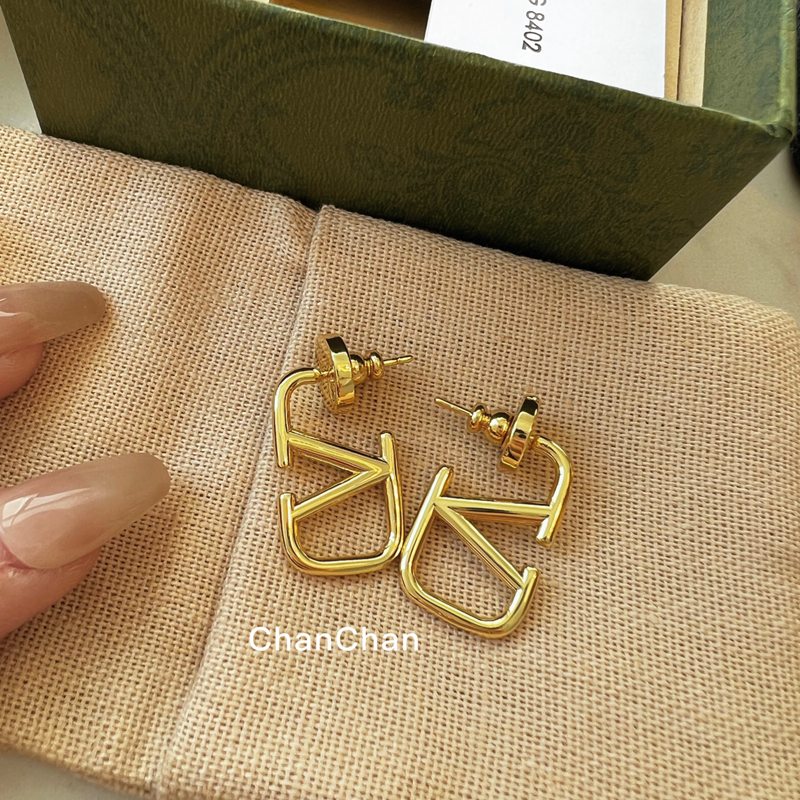 字母耳环!超美高级感欧美风简约金属金色耳饰女2024新款ins百搭