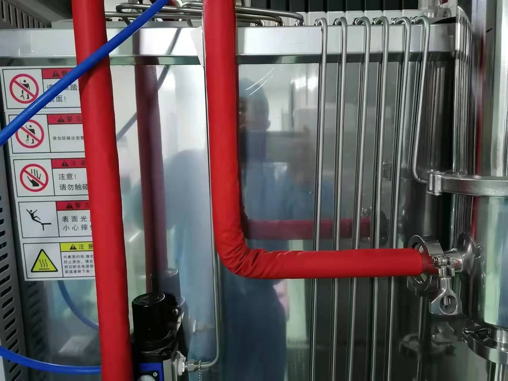 山东新华灭菌锅制药设备清洁车间不锈钢蒸汽管道灰色红色保温棉套