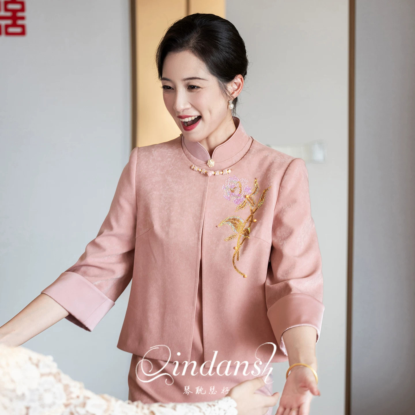 高端轻奢喜婆婆婚宴礼服平时可穿2026新款气质妈妈旗袍粉色两件套