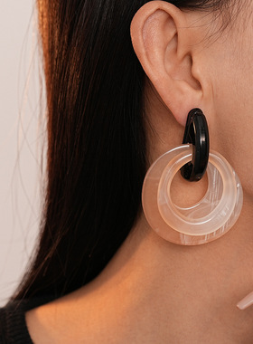 Circle interlocking earrings 复古树脂圆圈相扣几何银针耳环女