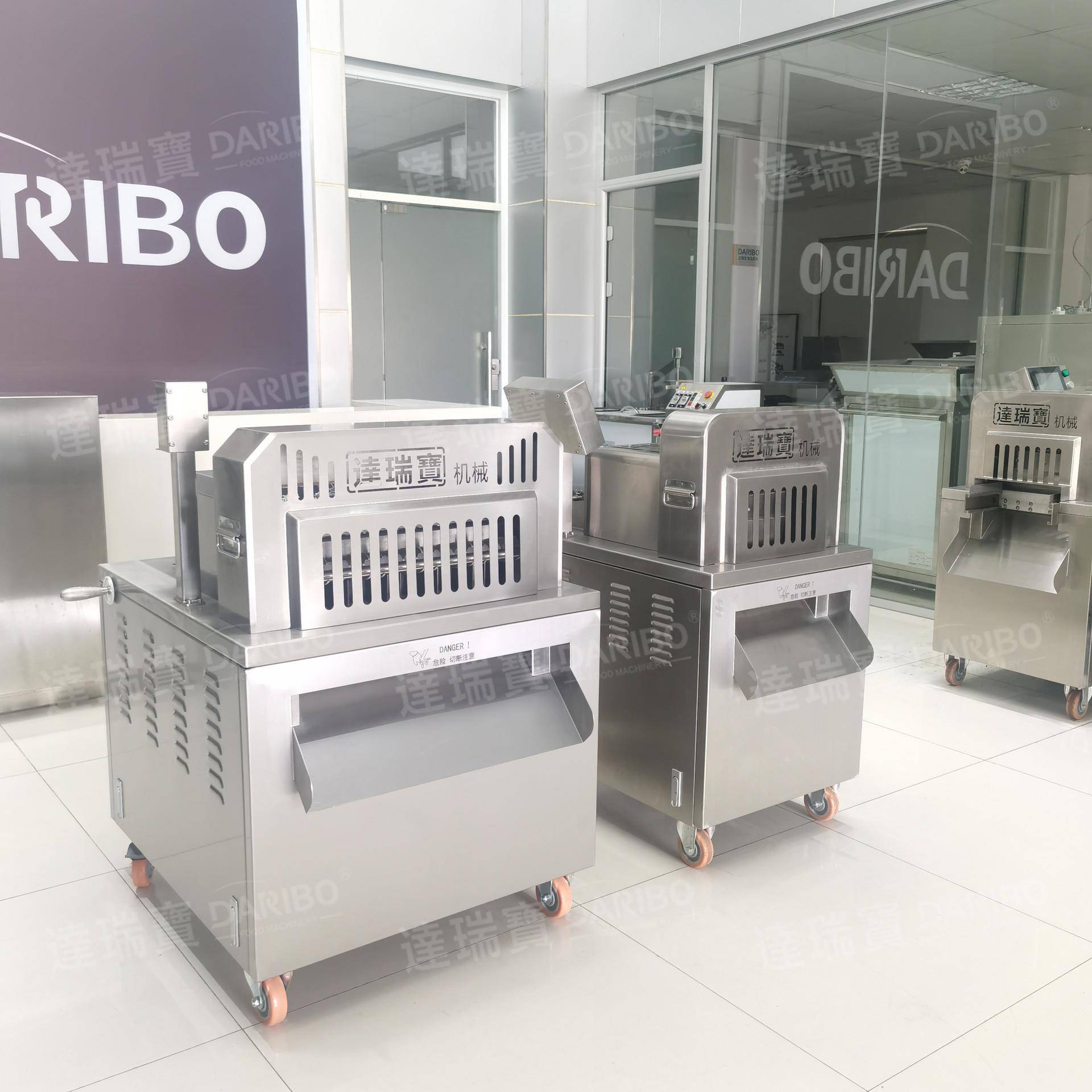 l冻品市场冷冻牛腩切块机切牛腩块新鲜小排切块机冻鸡边腿切块机