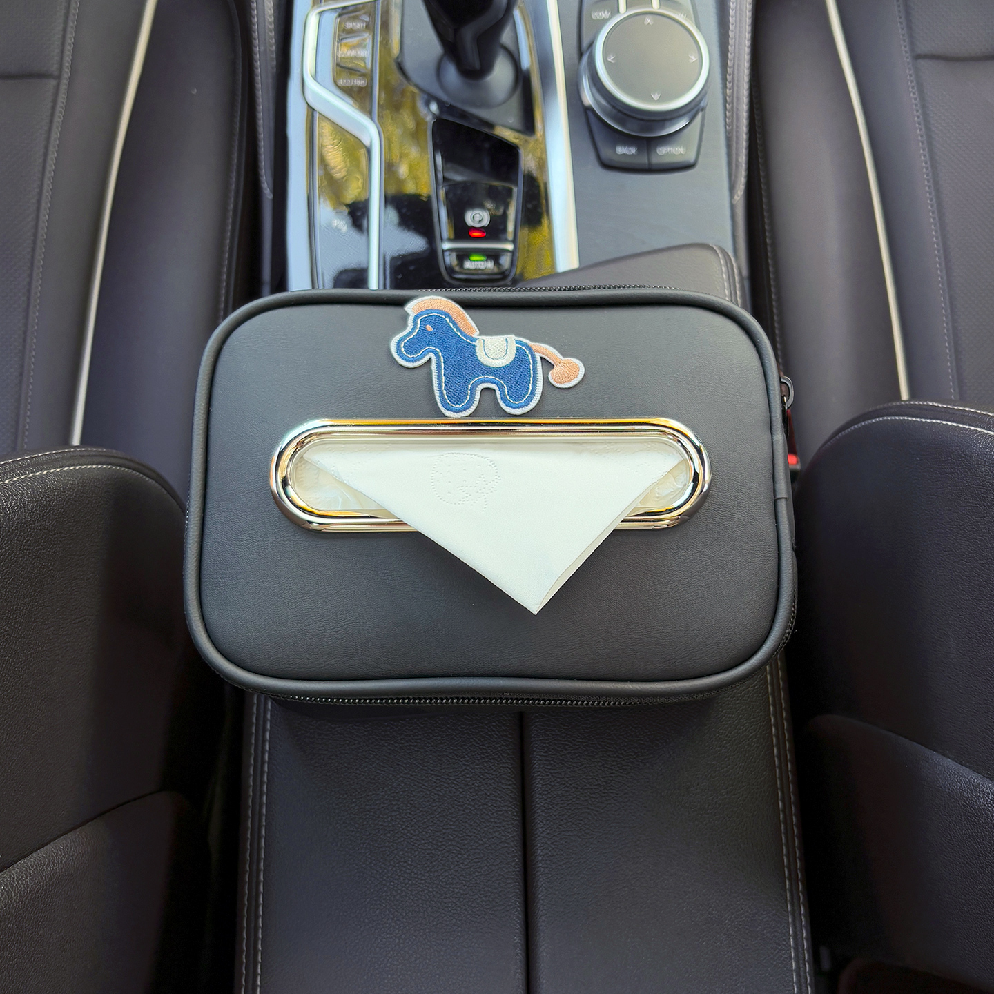 车载纸巾盒可爱刺绣马扶手箱抽纸