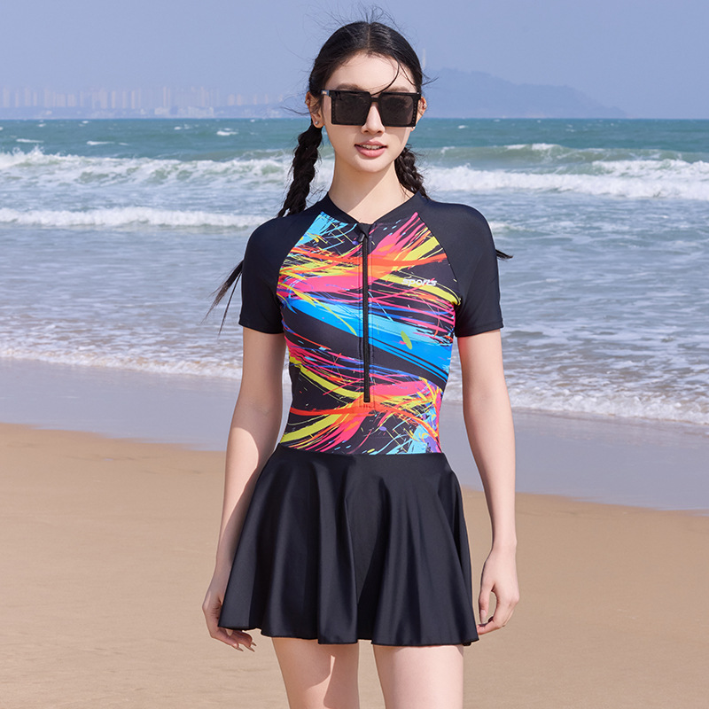 2025新款泳衣女款连体保守遮肉显瘦速干短袖平角温泉大码微胖