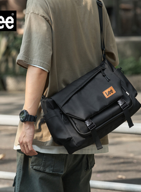 Lee潮牌男士单肩包背包通勤斜挎包轻便大容量黑色休闲邮差包女