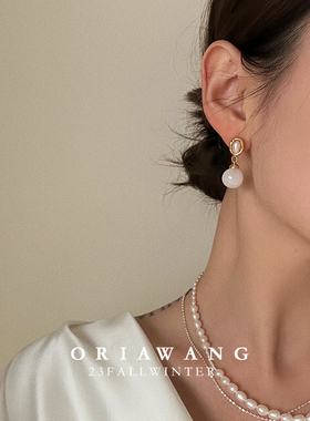 ORIAWANG 简约复古雕塑感淡水珠温润水漾白玉耳环女