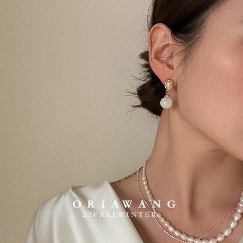 ORIAWANG 简约复古雕塑感淡水珠温润水漾白玉耳环女